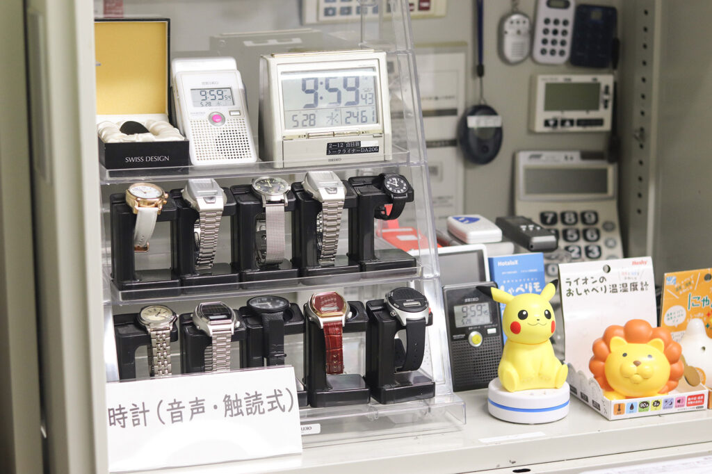 写真:音声や触読式の時計、電卓、キッチンタイマーなどの展示