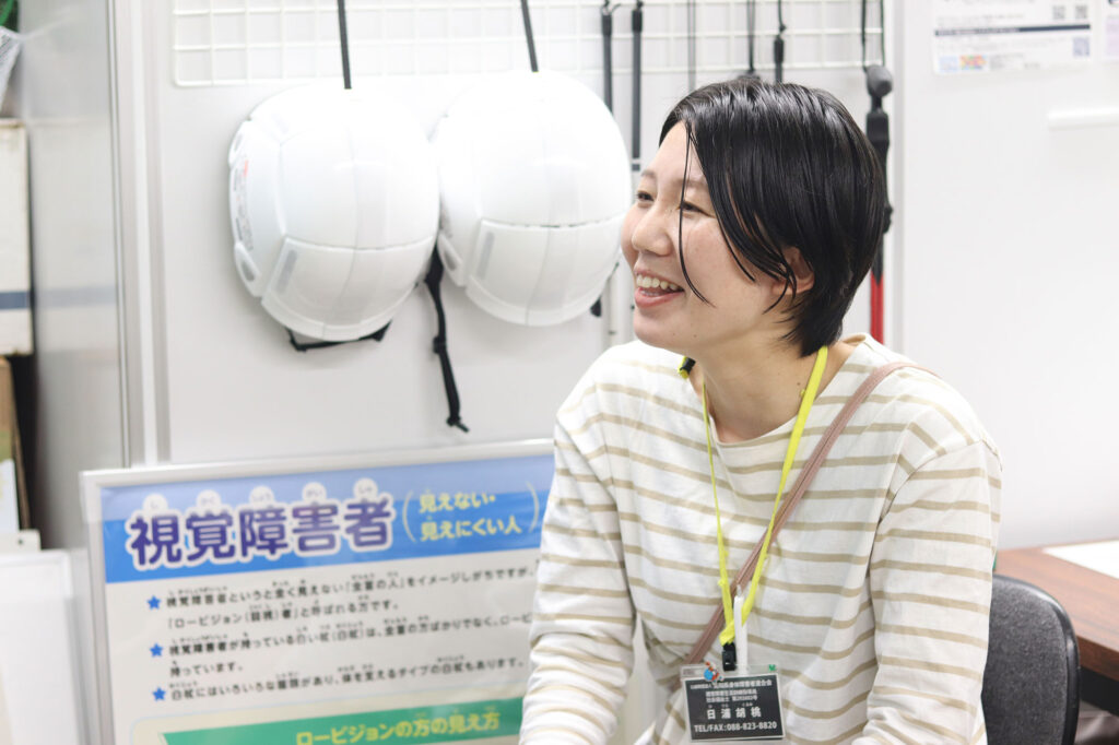 写真:日浦さんが笑顔で話をしています